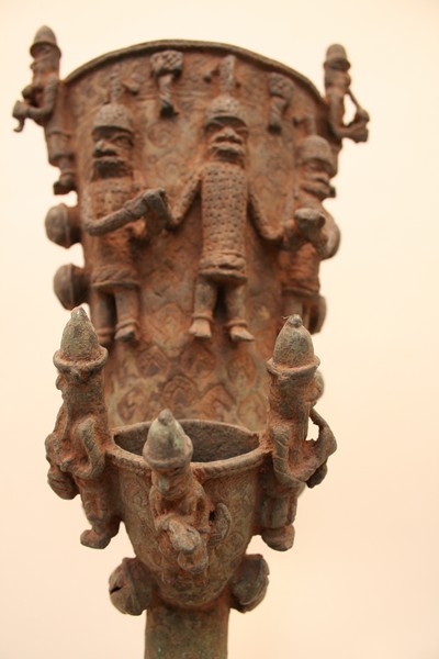  br.   Bénin, d`afrique : Benin, statuette  br.   Bénin, masque ancien africain  br.   Bénin, art du Benin - Art Africain, collection privées Belgique. Statue africaine de la tribu des  br.   Bénin, provenant du Benin, 1188/4430.Véritable sceptre de OBA du Bénin.
en bronze.XVIeme sc.H.t.43cm.Le sceptre était sans doute posés sur une cane de chef,
car le dessous est formé d